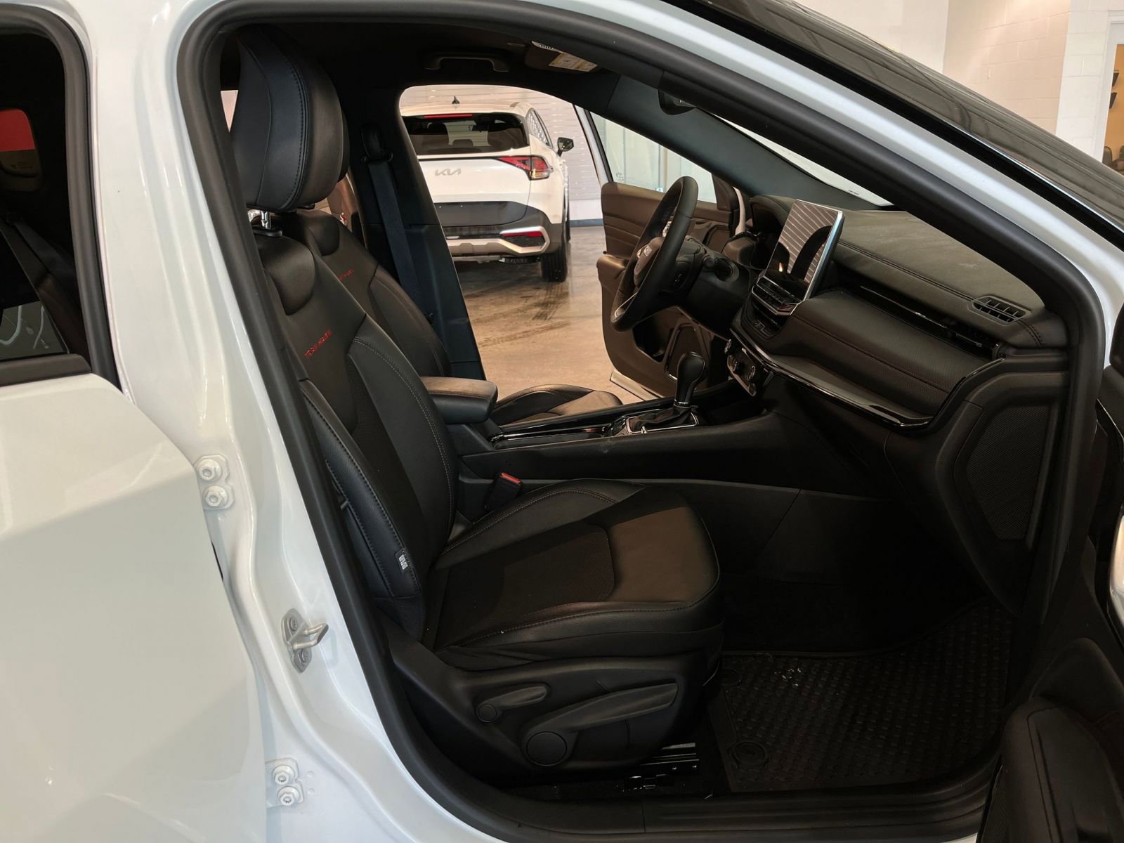 Used 2025 Jeep Compass Trailhawk AWD/4WD image 36