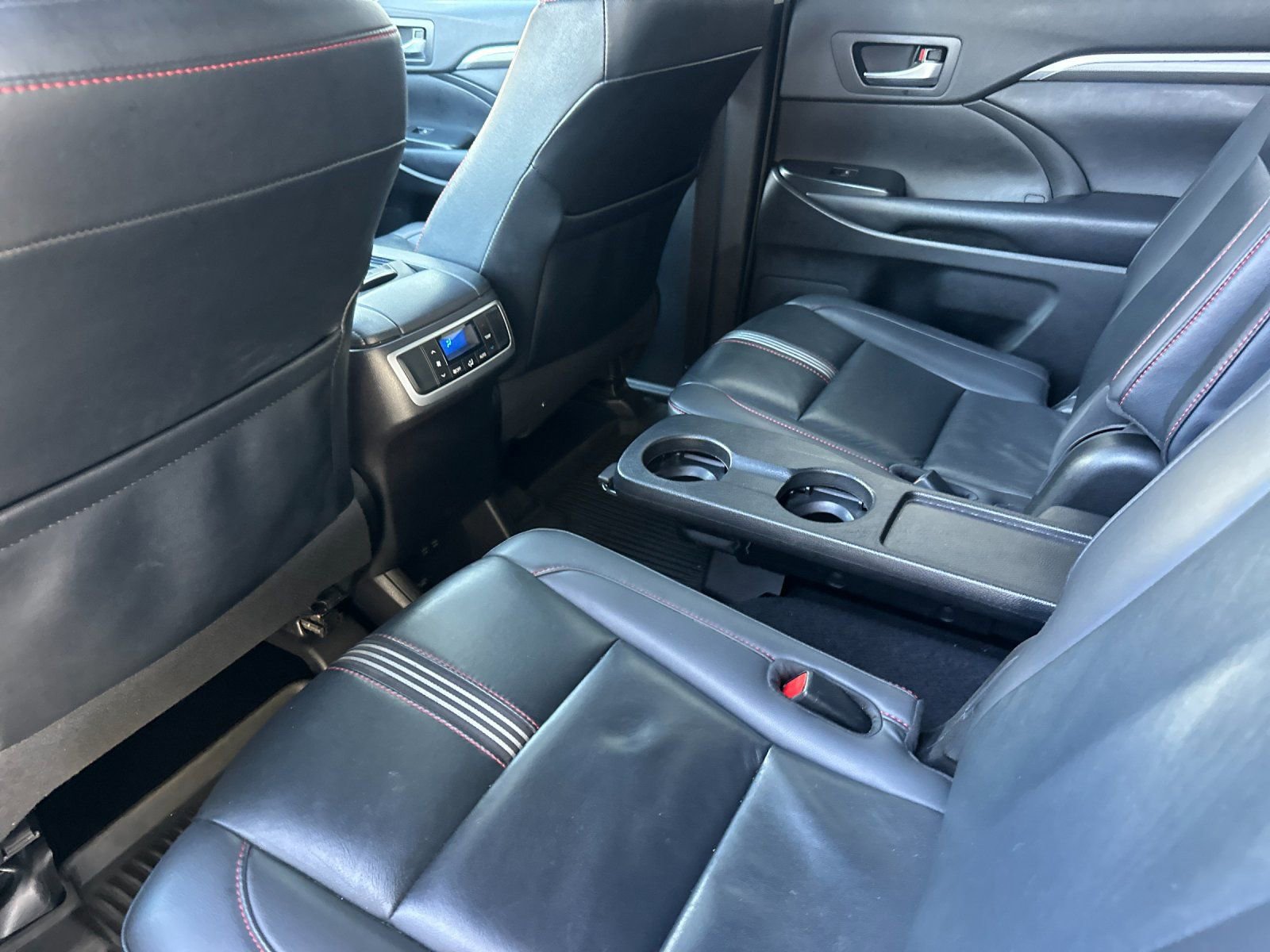 Used 2019 Toyota Highlander SE FWD image 11