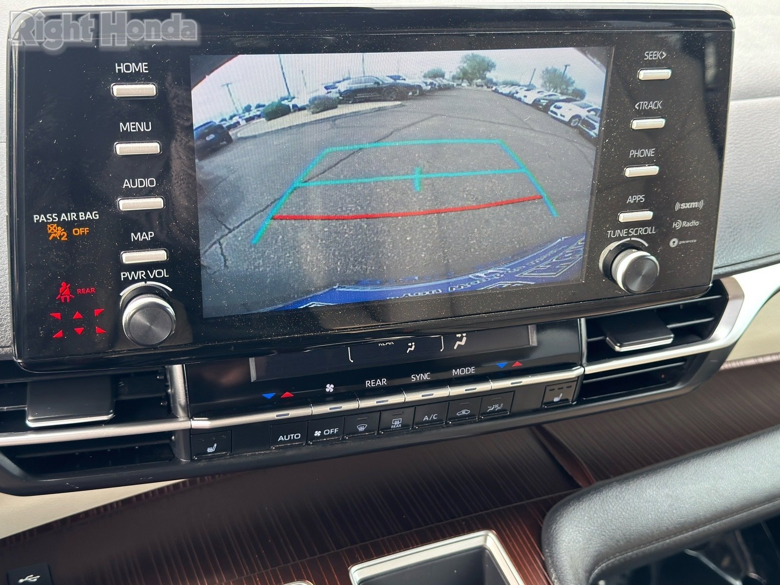 Used 2024 Toyota Sienna XLE image 21