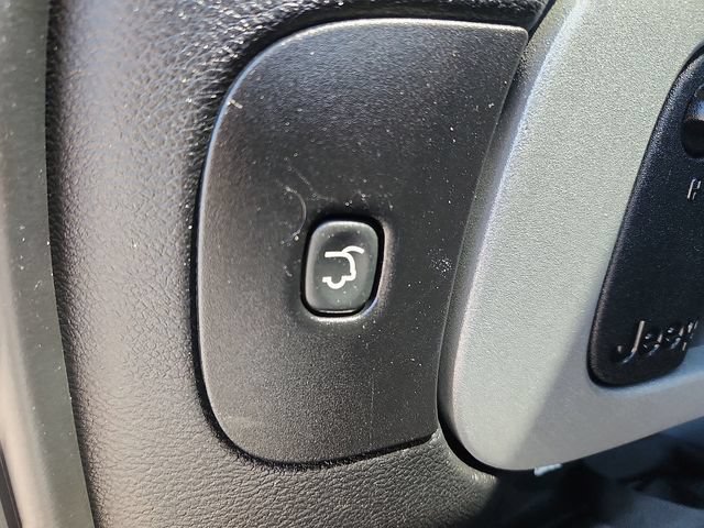 Used 2014 Jeep Cherokee Trailhawk w/ Comfort/Convenience Group AWD/4WD image 31