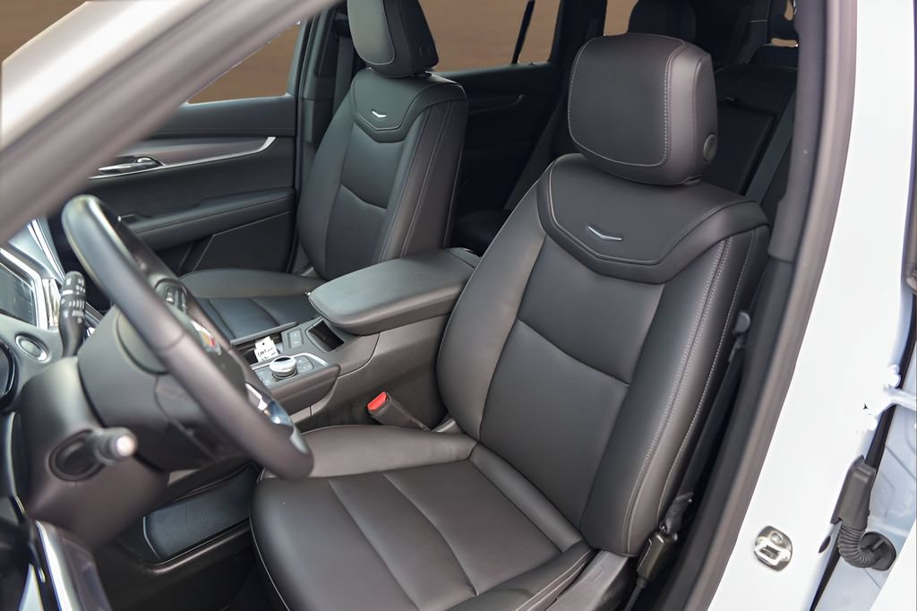 Used 2025 Cadillac XT6 Luxury w/ LPO, Bronce Accent Package FWD image 7