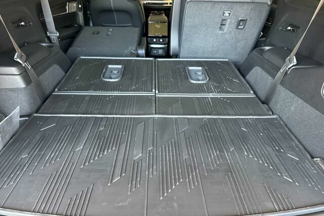 New 2027 Cadillac Vistiq Luxury w/ LPO, Floor Liner Package AWD/4WD image 16