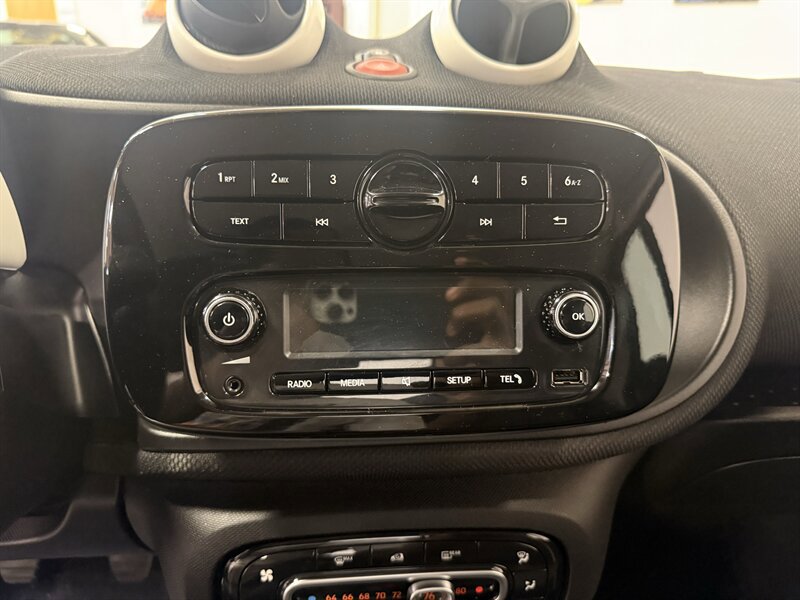 Used 2016 smart fortwo pure RWD image 22