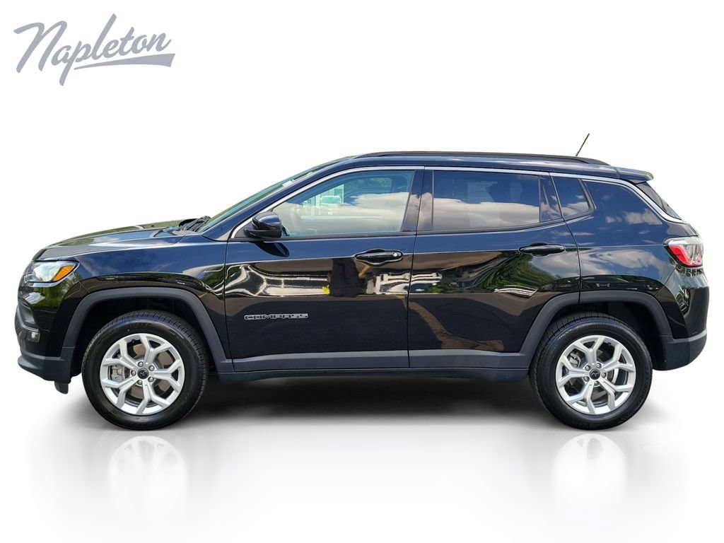 Used 2025 Jeep Compass Latitude w/ Sun & Sound Group AWD/4WD image 2