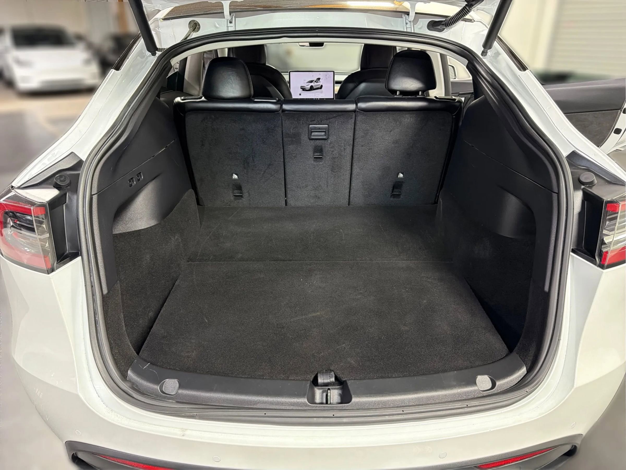 Used 2022 Tesla Model Y Long Range image 11