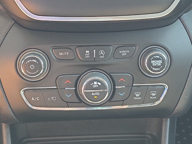 Used 2020 Jeep Cherokee Latitude Plus AWD/4WD image 29