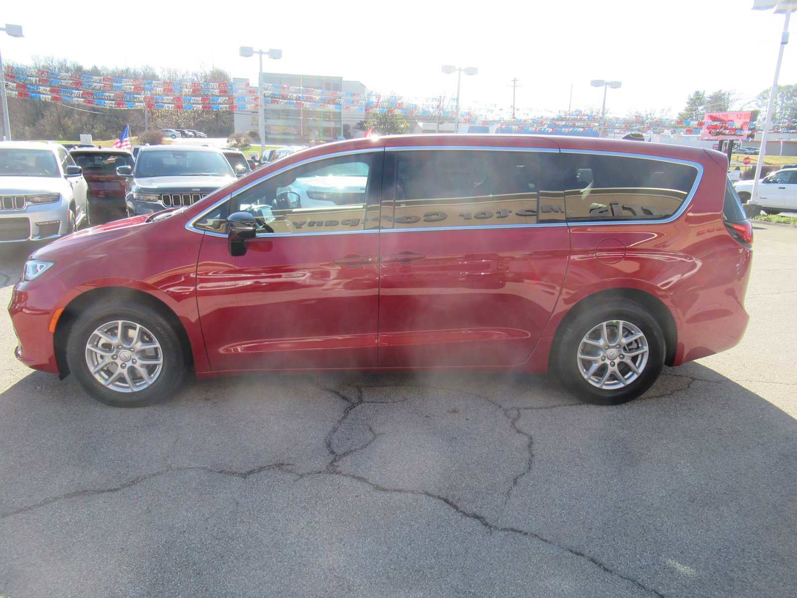 New 2026 Chrysler Pacifica Select image 2