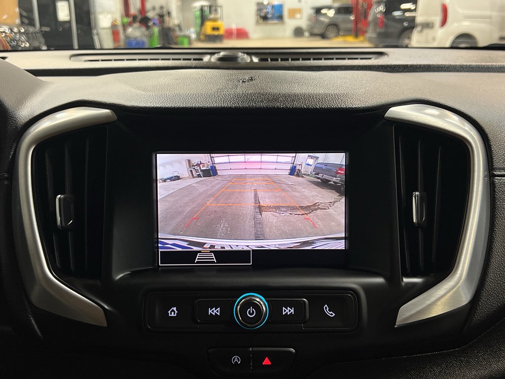 Used 2024 GMC Terrain SLE w/ Driver Convenience Package image 23
