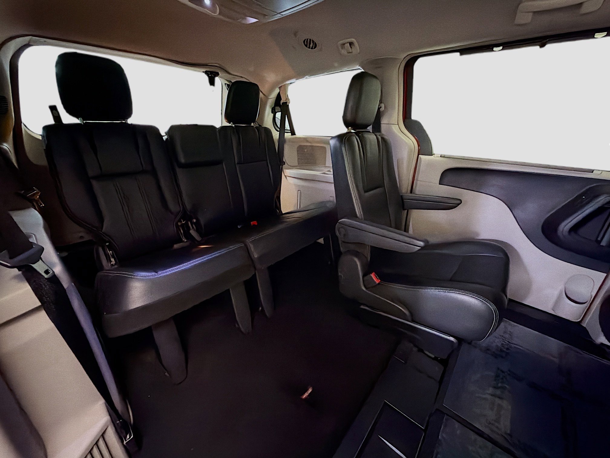 Used 2011 Chrysler Town & Country Touring-L image 14