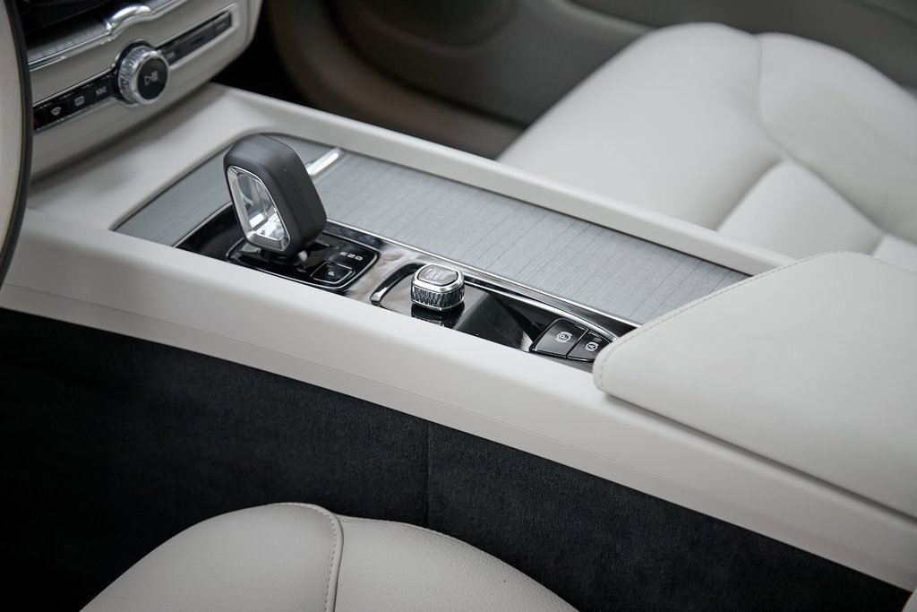 Certified 2025 Volvo XC60 B5 Plus w/ Protection Package Premier image 15