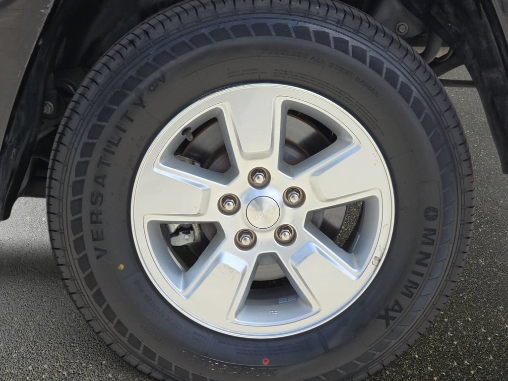 Used 2010 Jeep Liberty Sport RWD image 32