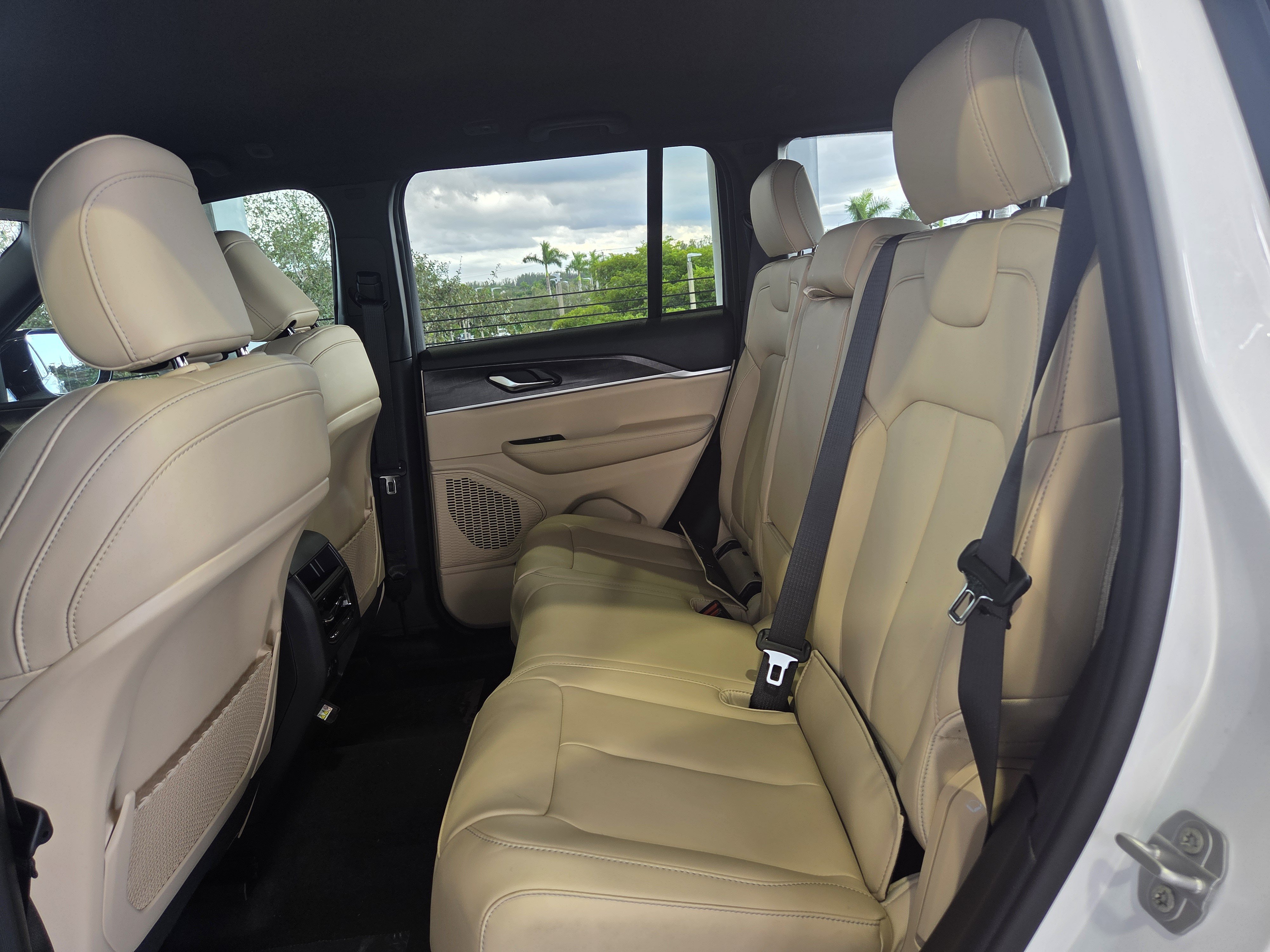 New 2025 Jeep Grand Cherokee Limited RWD image 15