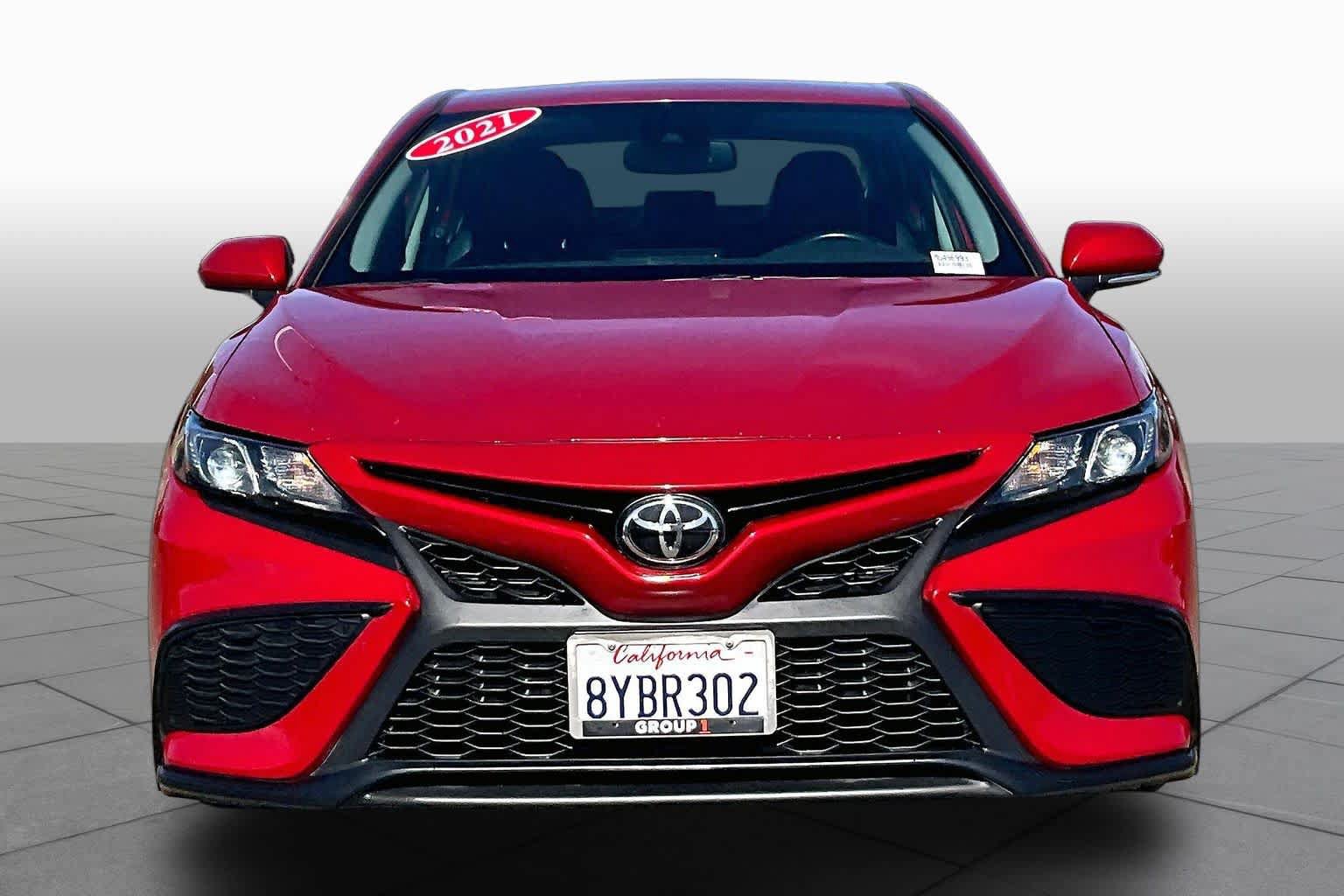 Used 2021 Toyota Camry SE w/ Convenience Package FWD image 3