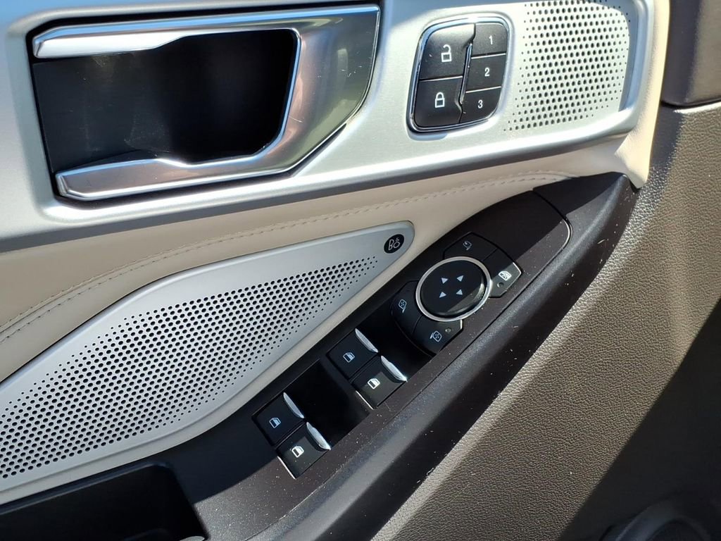 Used 2020 Ford Explorer Platinum w/ Premium Technology Package image 15