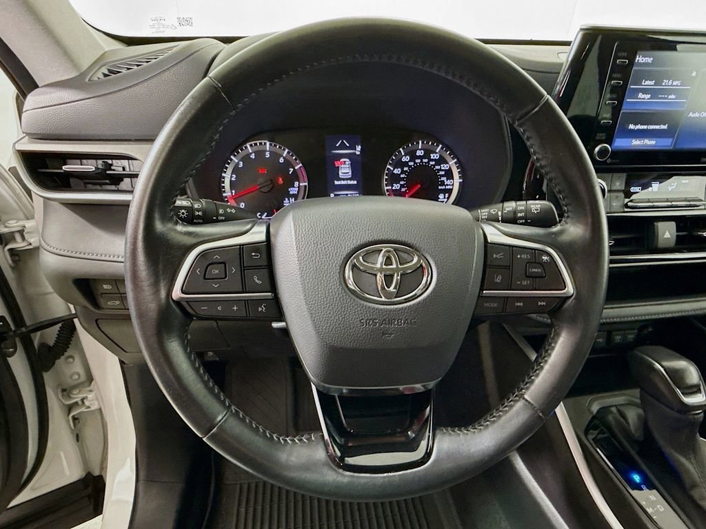 Used 2021 Toyota Highlander LE FWD image 11