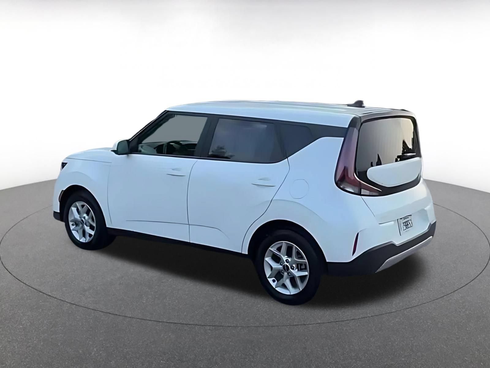 Used 2025 Kia Soul LX w/ LX Technology Package FWD image 8