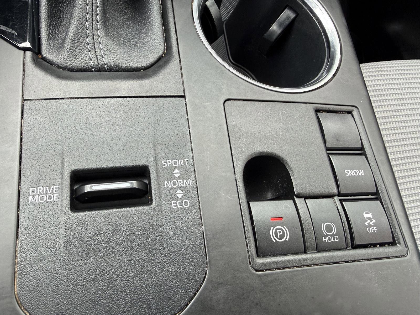 Used 2023 Toyota Highlander LE FWD image 19