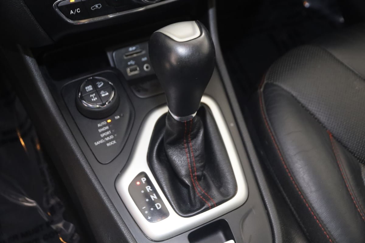 Used 2017 Jeep Cherokee Trailhawk AWD/4WD image 7
