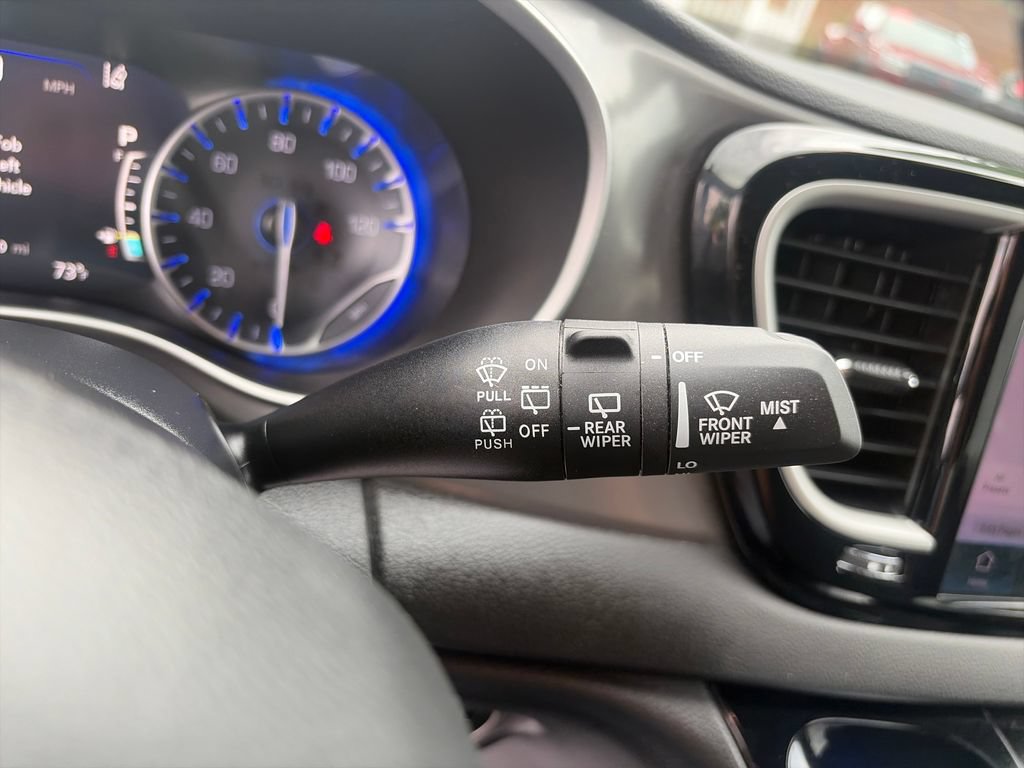 Used 2025 Chrysler Pacifica Select FWD image 35