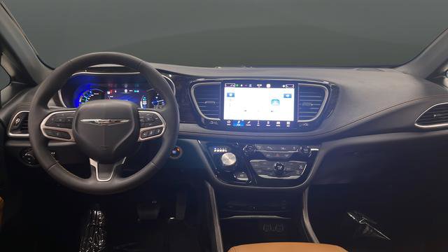 Used 2023 Chrysler Pacifica Pinnacle FWD image 12