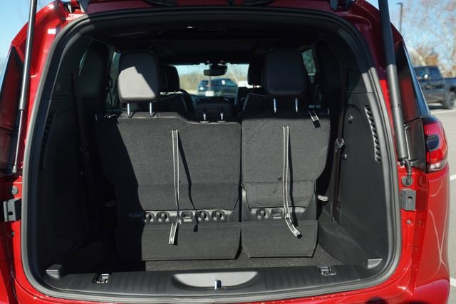 New 2026 Chrysler Pacifica Limited w/ Uconnect Theater Family Group image 17