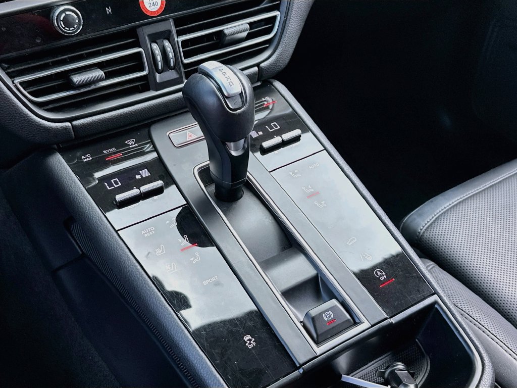 Certified 2024 Porsche Macan w/ Premium Plus Package AWD/4WD image 19