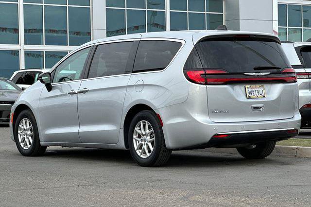 Certified 2024 Chrysler Pacifica Touring-L FWD image 9