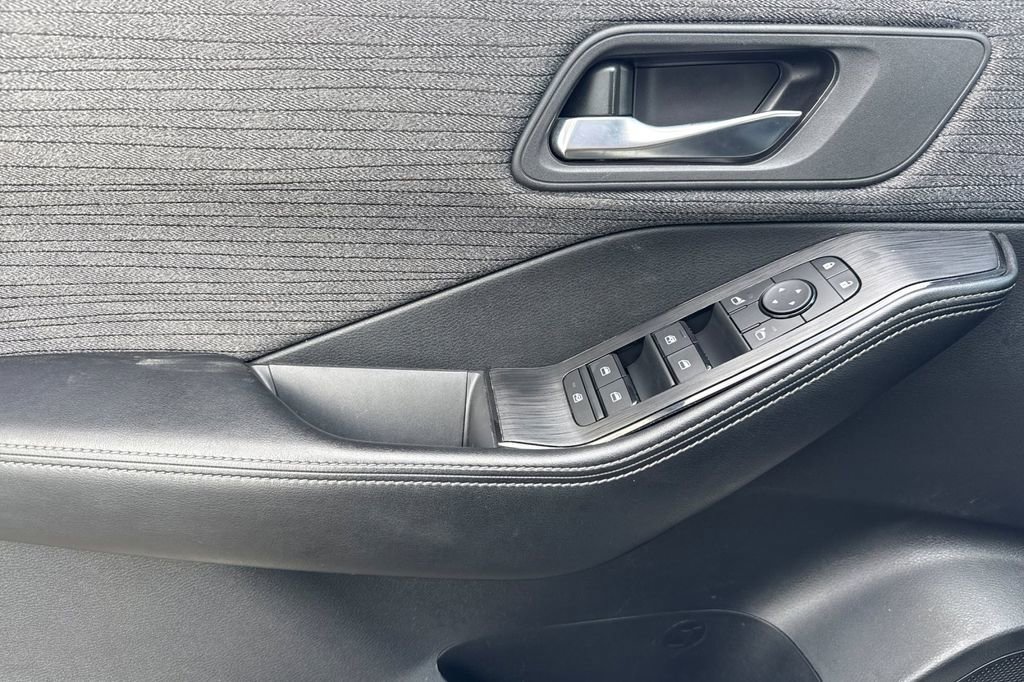 Used 2023 Nissan Rogue SV image 11