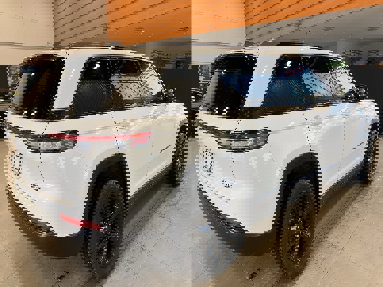 Used 2023 Jeep Grand Cherokee Limited w/ Luxury Tech Group II image 5