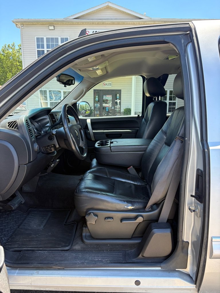 Used 2011 Chevrolet Silverado 1500 LT w/ Florida Edition RWD image 11