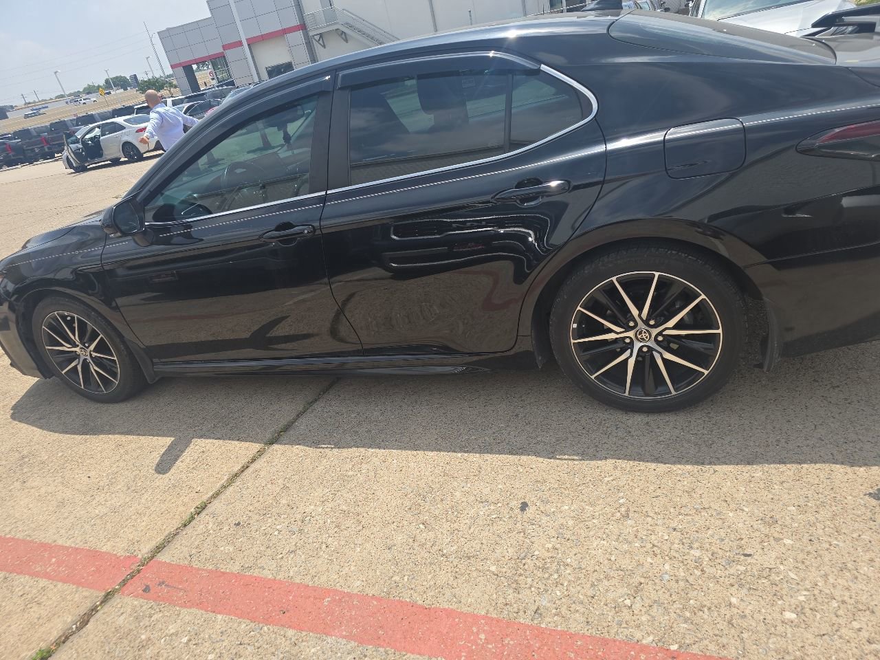 Used 2022 Toyota Camry SE w/ Audio Upgrade Package FWD image 4