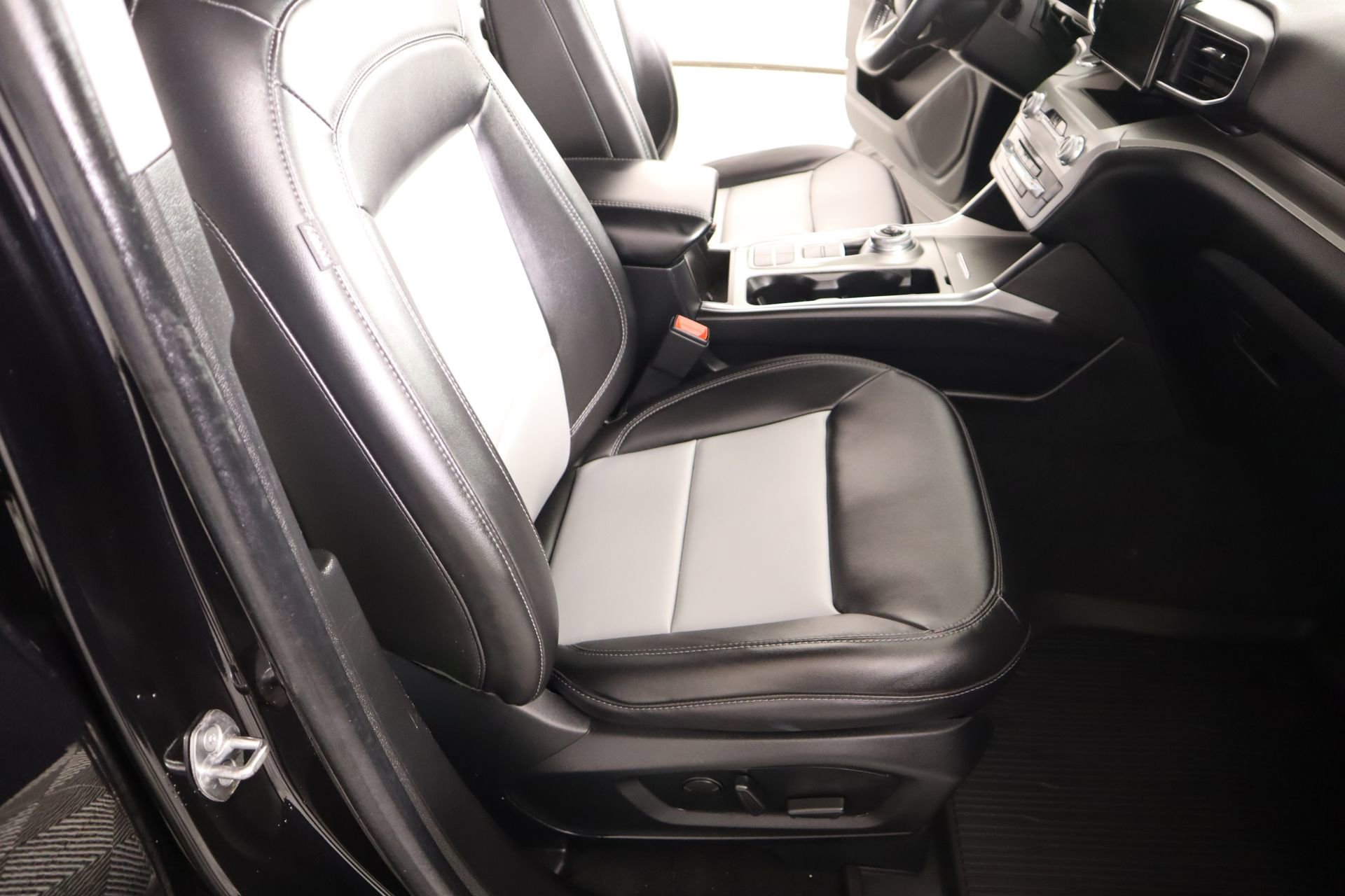 Used 2023 Ford Explorer XLT w/ Equipment Group 202A image 15