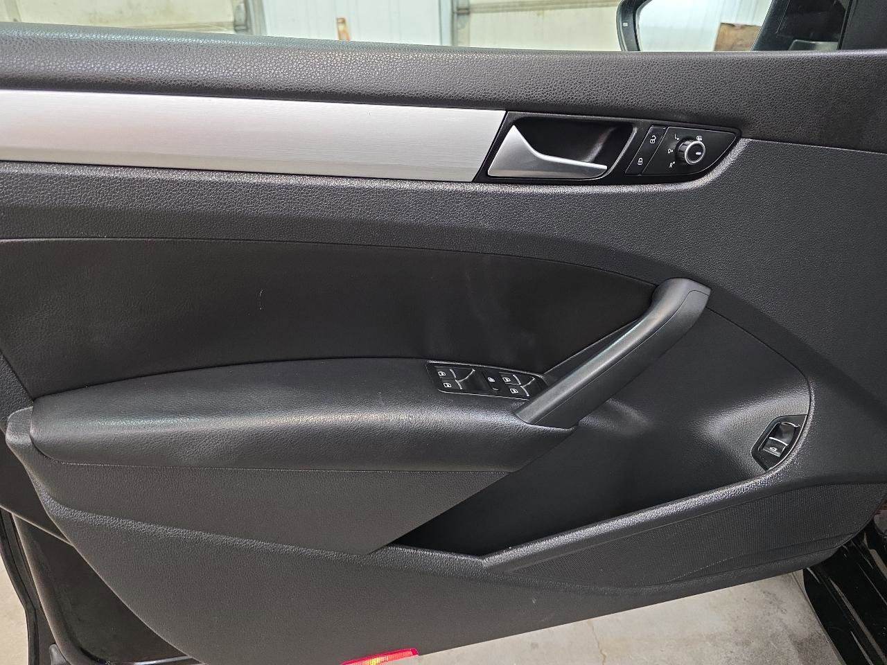 Used 2012 Volkswagen Passat 3.6 SE image 25