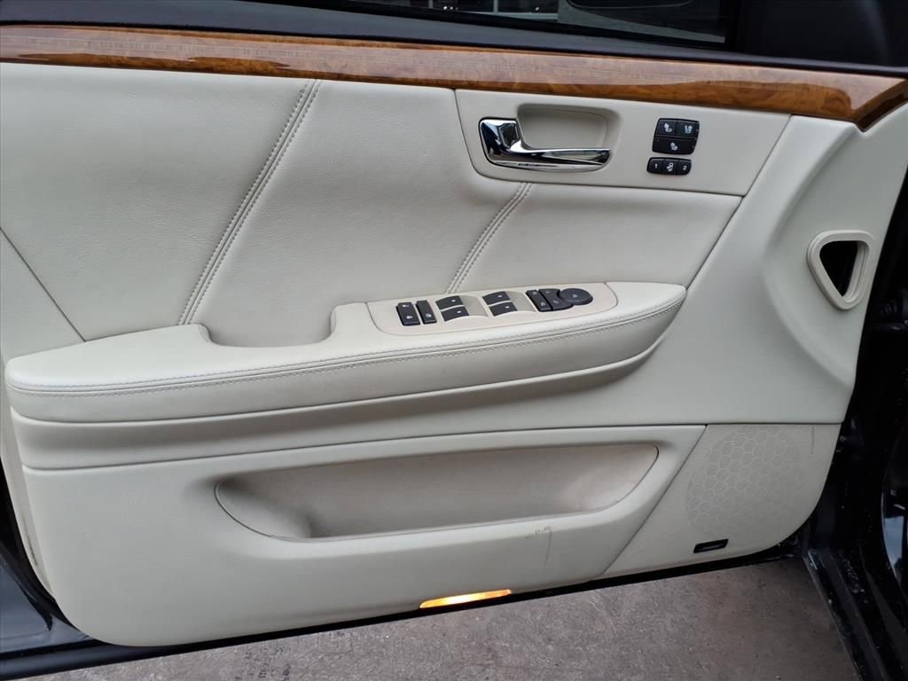 Used 2010 Cadillac DTS Platinum FWD image 13