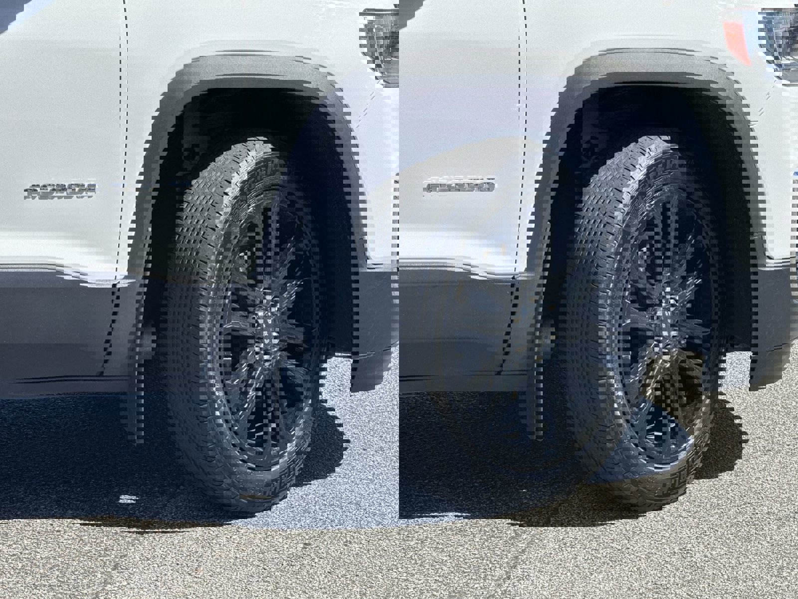 Used 2023 GMC Acadia SLT w/ Technology Package image 12