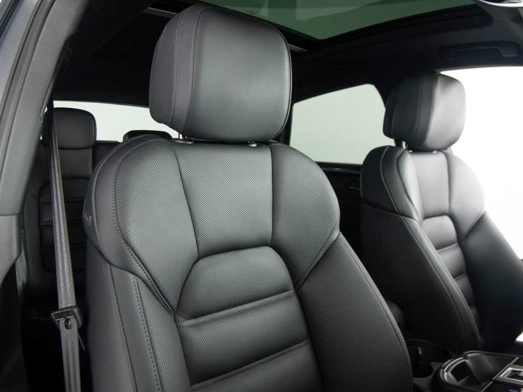 Certified 2026 Porsche Macan AWD/4WD image 39