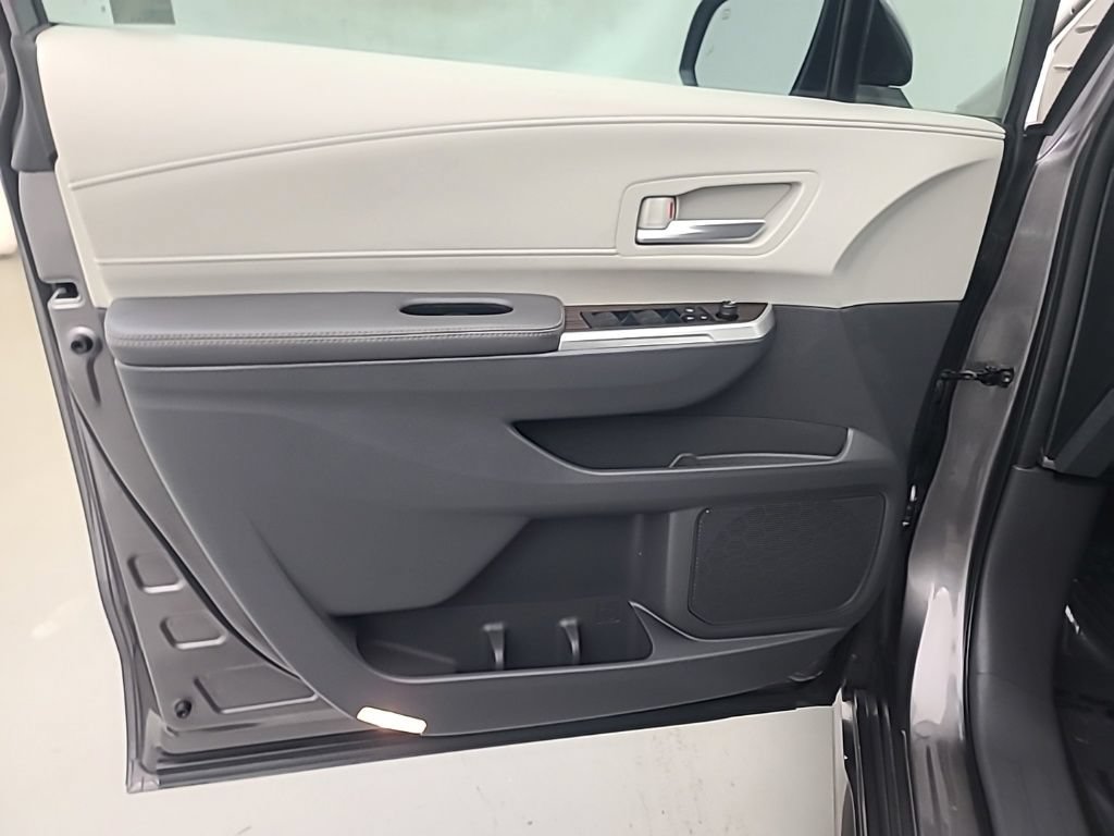 Used 2023 Toyota Sienna XLE AWD/4WD image 25
