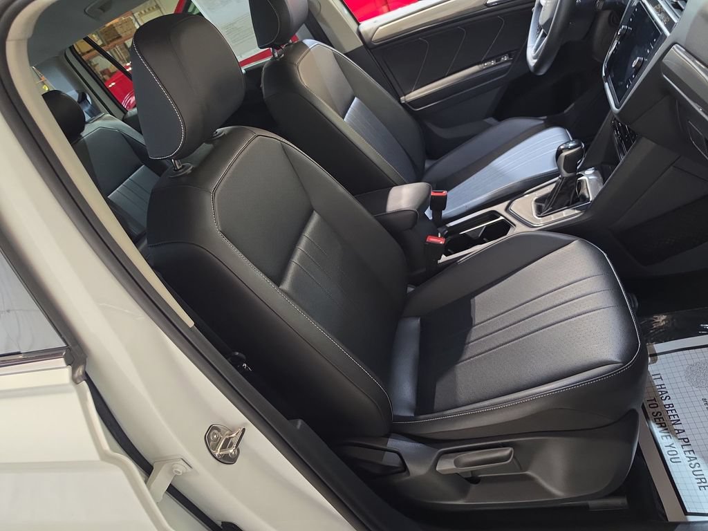 Used 2024 Volkswagen Tiguan SE FWD image 25