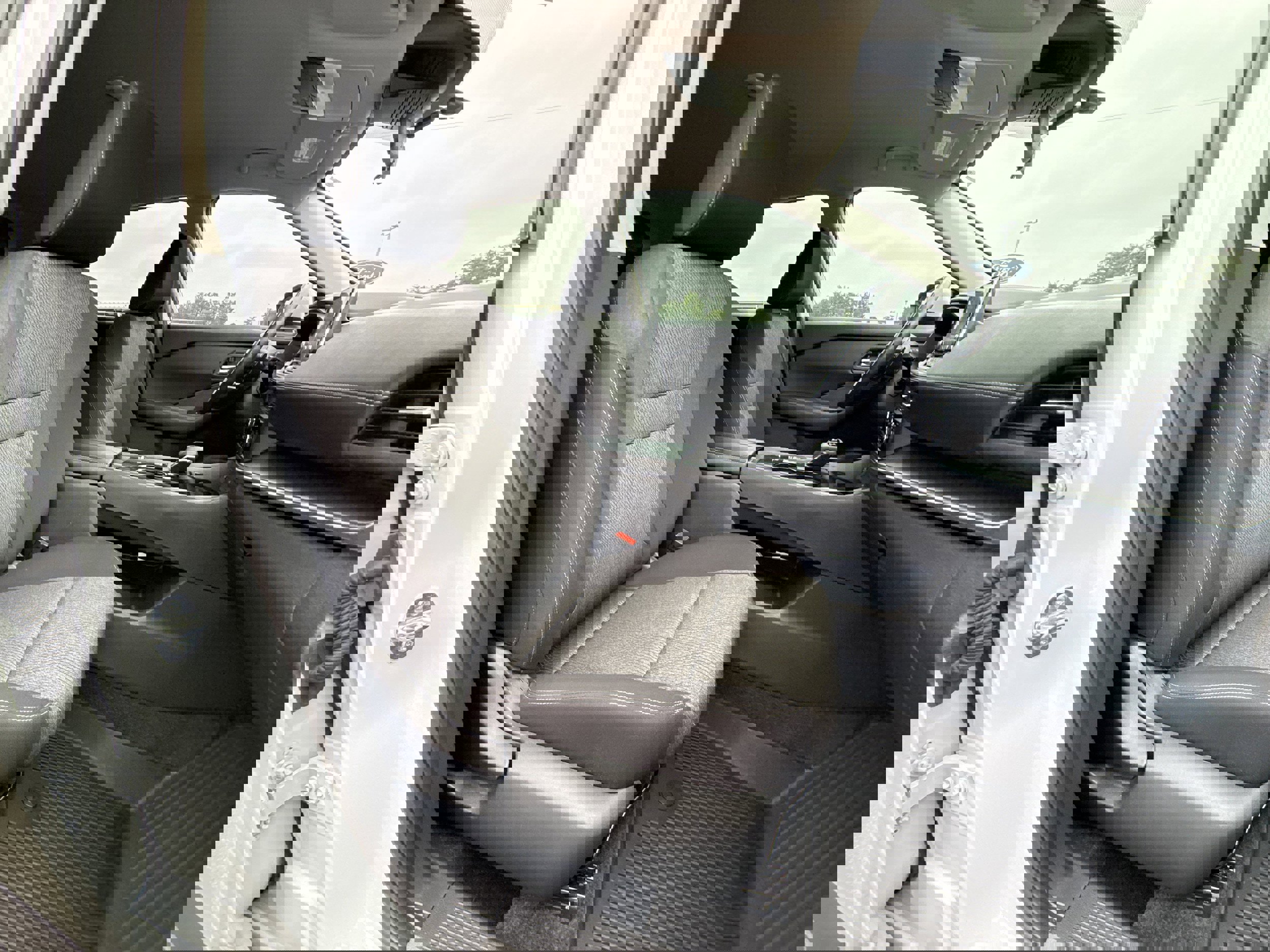 Used 2024 Nissan Rogue SV image 10