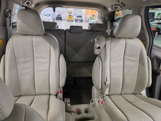Used 2013 Toyota Sienna XLE FWD image 35