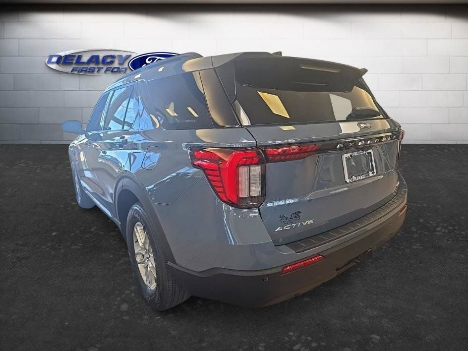 Used 2025 Ford Explorer Active AWD/4WD image 5