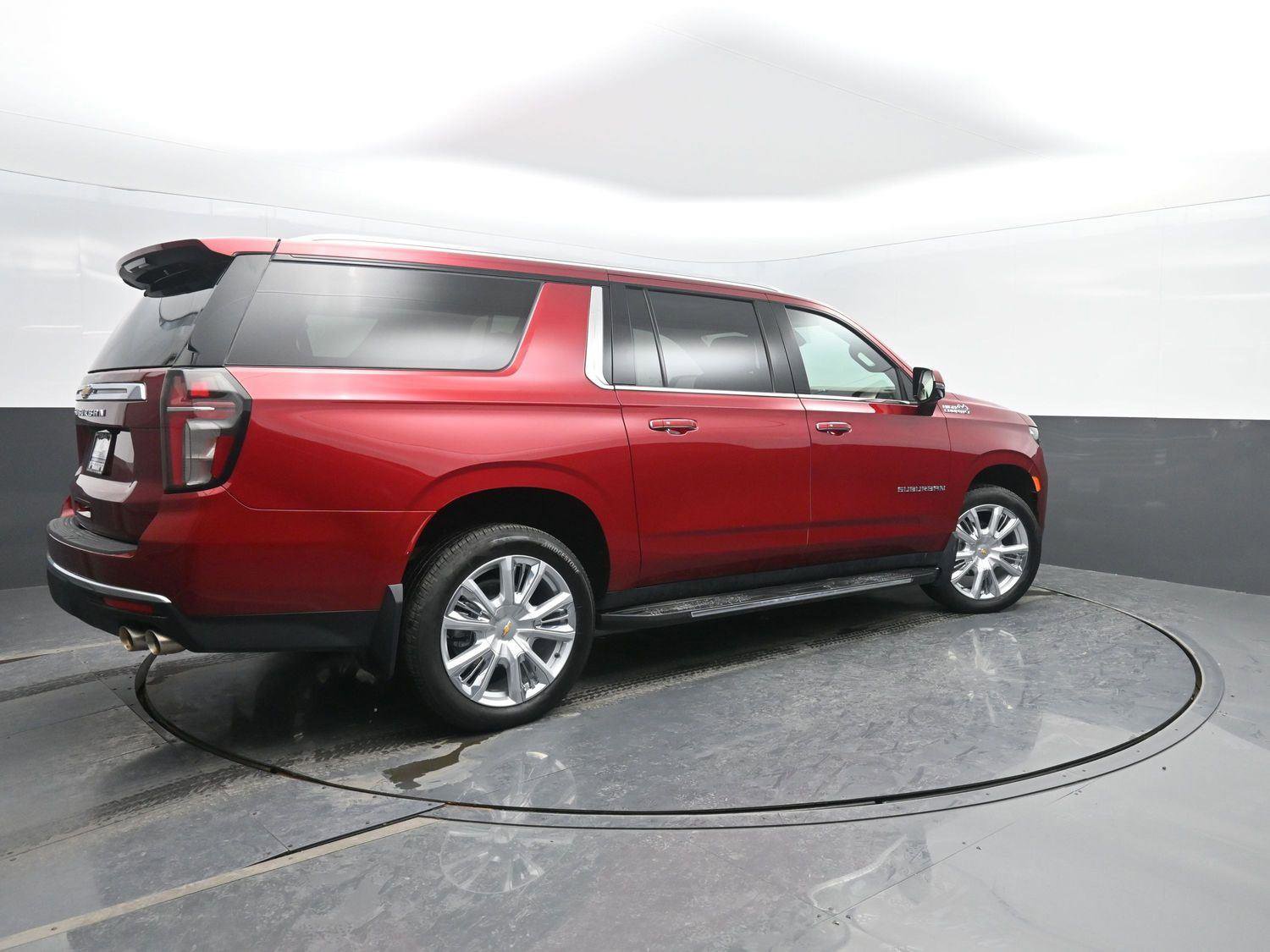 Used 2024 Chevrolet Suburban High Country image 2