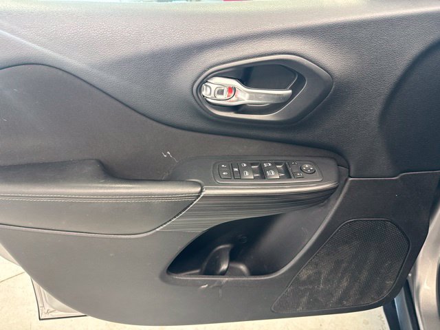 Used 2016 Jeep Cherokee Latitude w/ Cold Weather Group AWD/4WD image 17
