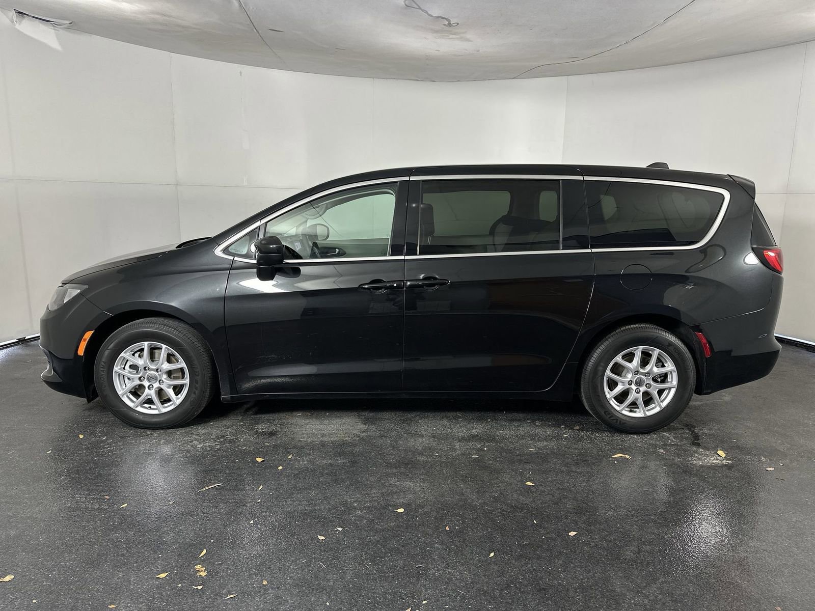 Used 2023 Chrysler Voyager LX image 8