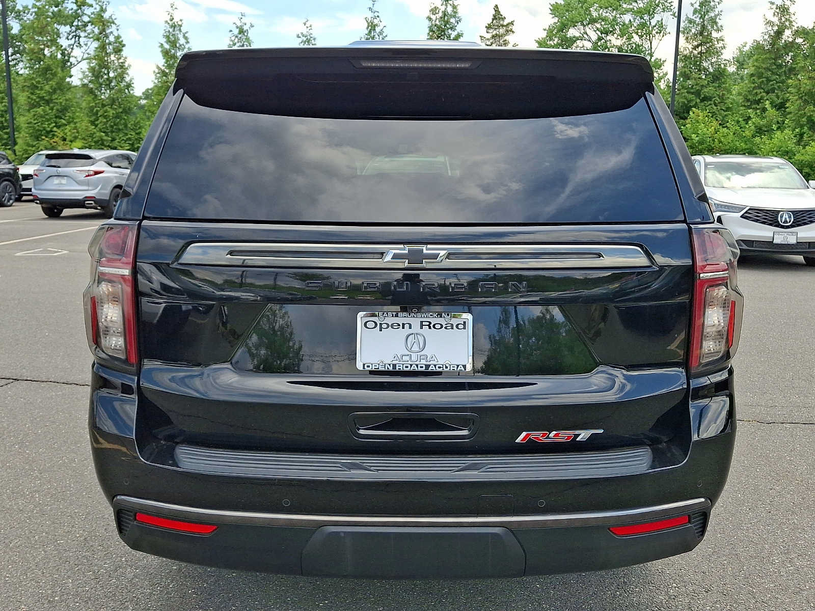 Used 2022 Chevrolet Suburban RST w/ Luxury Package AWD/4WD image 5