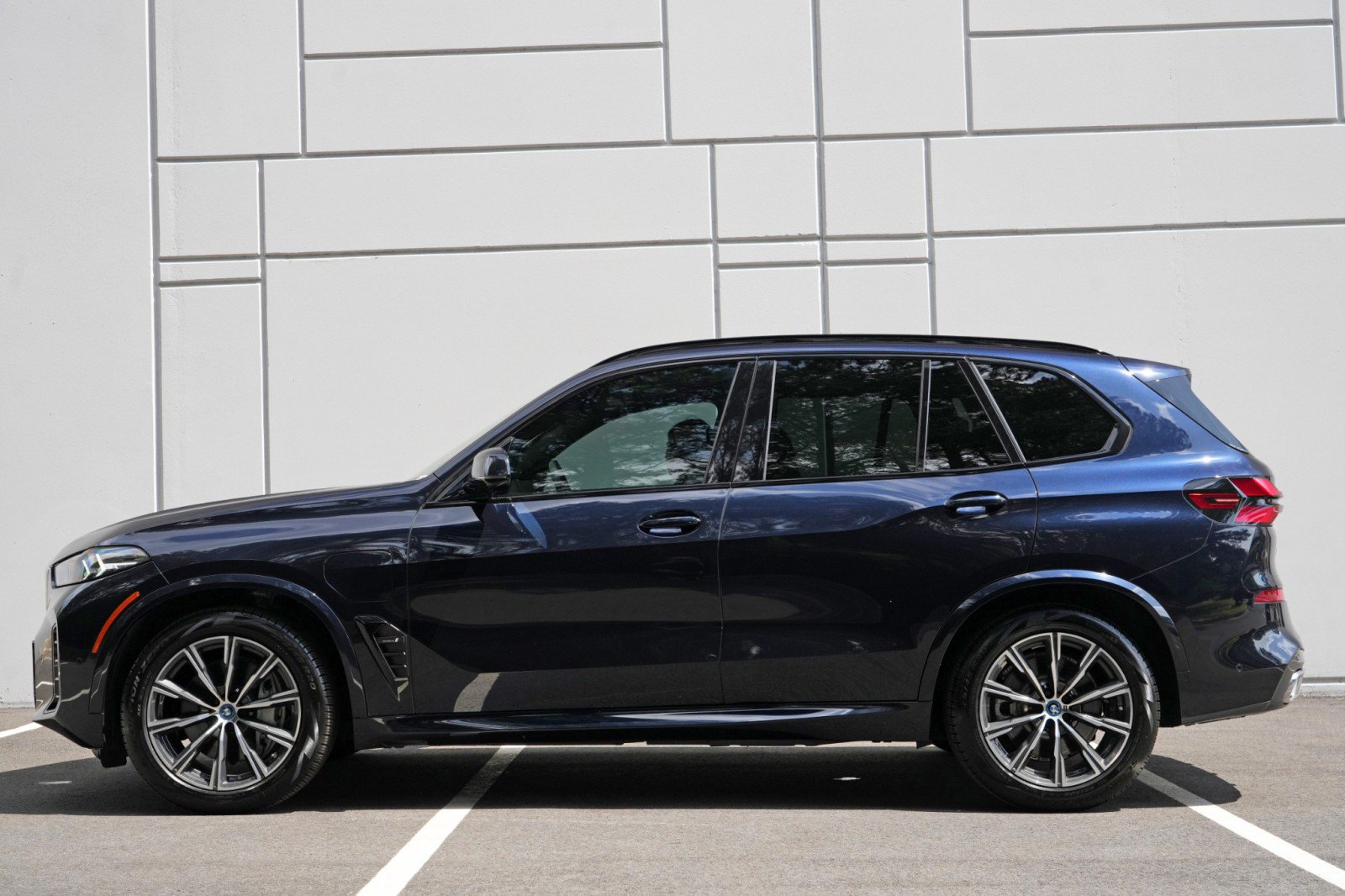 Used 2024 BMW X5 xDrive50e w/ M Sport Package AWD/4WD image 9