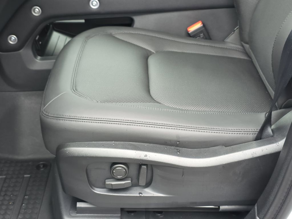 New 2026 Land Rover Defender 110 S image 28