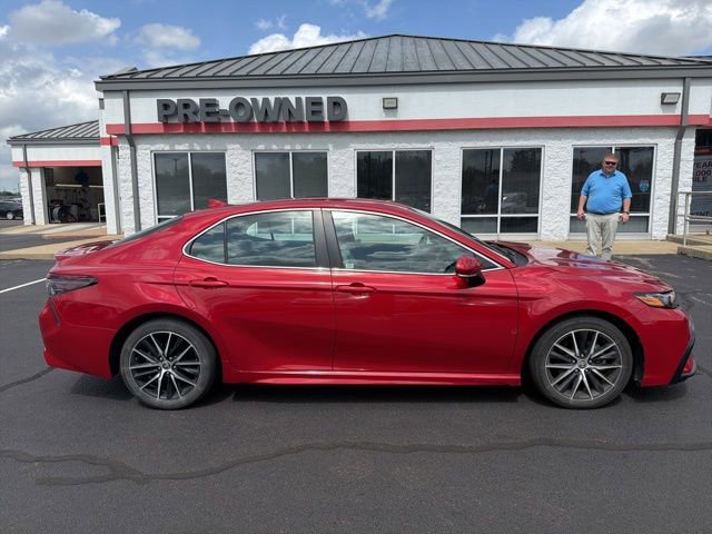 Used 2021 Toyota Camry SE w/ Cold Weather Package image 10