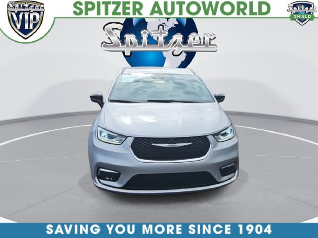 Used 2024 Chrysler Pacifica Touring-L FWD image 4