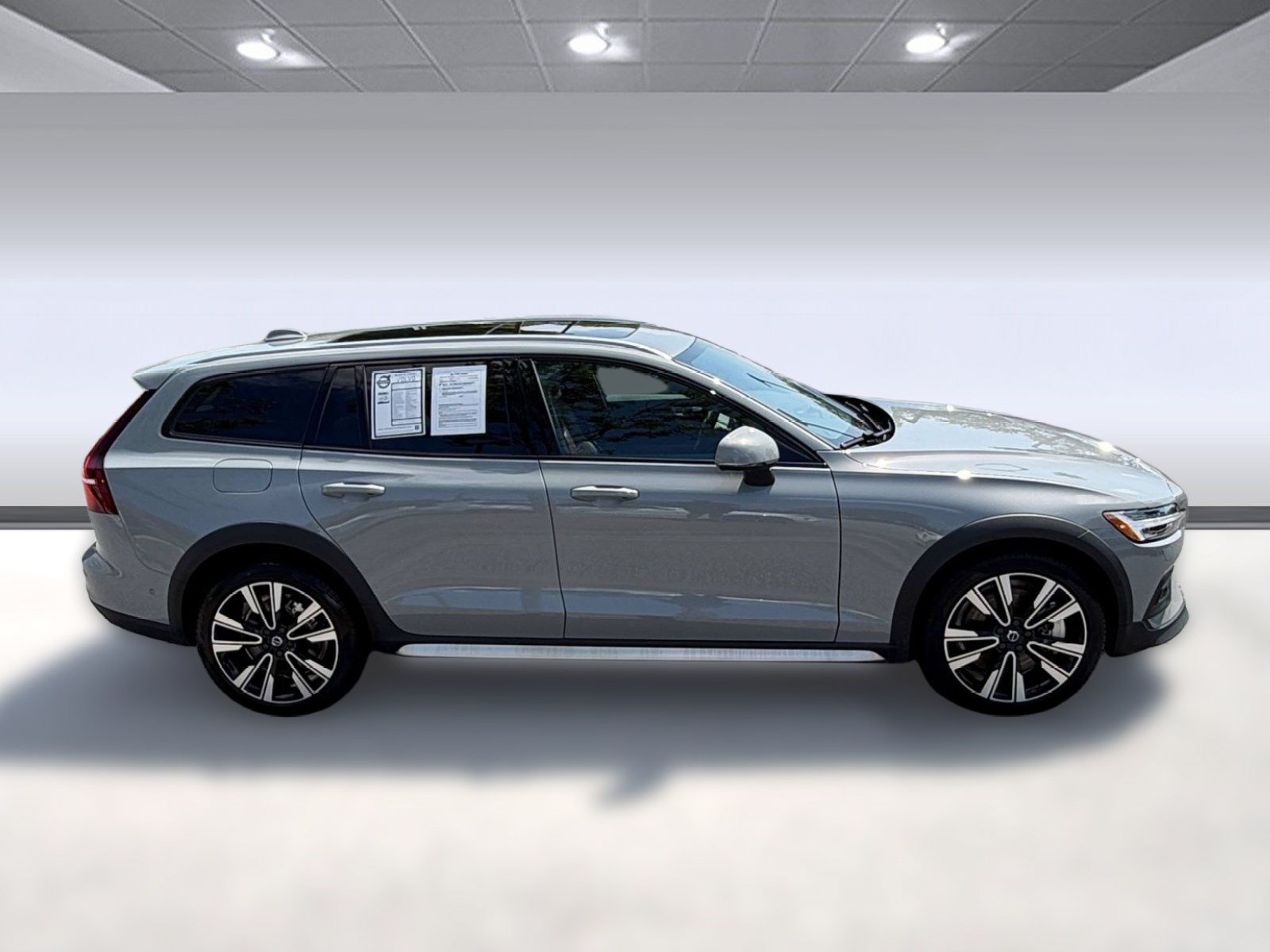 Used 2025 Volvo V60 B5 Cross Country Ultra AWD/4WD image 8